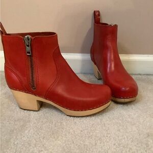 Anthropologie Wooden Swedish Hasbeens Zip It Emy Clog Boots Red Size 38/8/7.5